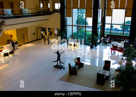 Lobby und Rezeption Bereich mit Klavier im 5-Sterne Oberoi Mumbai Hotel am Nariman Point, Bombay, Mumbai, Maharashtra, Indien Stockfoto