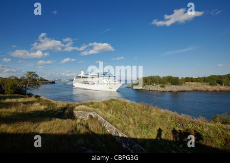 Passagier-Fähre Helsinki Hafen verlassen und auf der Durchreise Suomenlinna und benachbarten Insel. Helsinki, Finnland Stockfoto