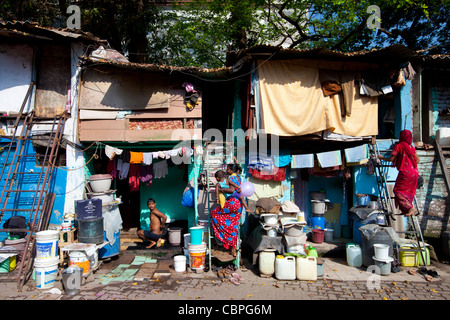 Slum-Gehäuse und Slumbewohner in Mahalaxmi-Bereich von Mumbai, Indien Stockfoto