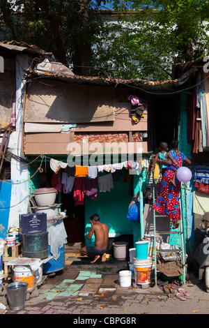 Slum-Gehäuse und Slumbewohner in Mahalaxmi-Bereich von Mumbai, Indien Stockfoto