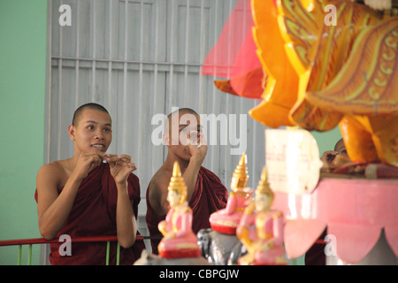 DER BUDDHA-STATUE. MAHAMUNI PAYA (PAGODE). MANDALAY. MYANMAR. BURMA Stockfoto