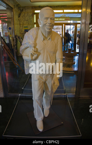 Vaclav Havel Statue von Barbara Dausova im Foyer des Cafe Slavia Prag Tschechien Mitteleuropa Stockfoto