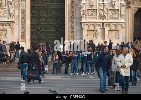 Belebten Piazza del Duomo Platz vor Duomo di Milano Dom Mailand Lombardei Italien Europa Stockfoto