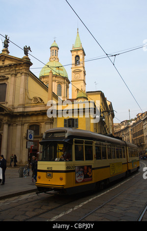 Straßenbahn vor der Kirche San Giorgio al Palazzo entlang Via Torino Straße Mailand Lombardei Italien Europa Stockfoto