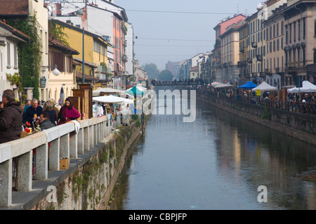 Canalside Straßen während Antiquitätenmarkt am letzten Sonntag des Monats Navigli Bezirk Mailand Lombardei Italien Europa Stockfoto