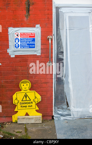 Arbeitnehmer, die Asbestsanierung aus Häuser vor dem Abriss in Sunderland, Nord-Ost, UK. Stockfoto