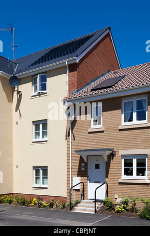 Barratt-Neubau mit solar PV-Fliesen integriert links und solar Wasser Heizung Dachplatte auf richtige Abergavenny Wales UK Stockfoto