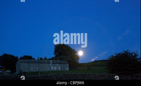 Mond über Noonstone Farm. Nidderdale, North Yorkshire Stockfoto