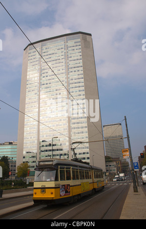 Über Dom Platz Vitruvio Straße mit Torre Pirelli Pirelli Turm Piazza Duca d ' Aosta Mailand Lombardei Italien Europa Stockfoto