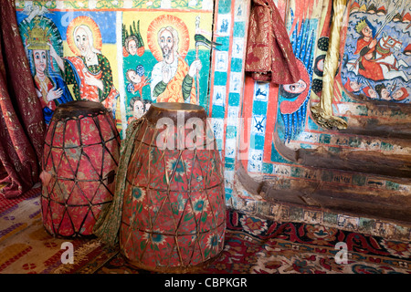 Religiöse Gemälde schmücken die Wände des Azuwa Maryam Klosters am Tana-See in der Nähe von Bahir Dar, Nord-Äthiopien, Afrika. Stockfoto