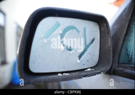 ICY geschrieben in Frost am Auto Außenspiegel Stockfoto