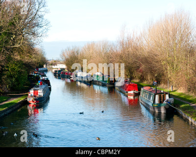 Schmalen Kanalboote am Grand Union Canal Marsworth Schleuse, Herts. UK Stockfoto