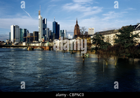 Schmelzender Schnee im Süden verursacht hat des Mains zu Schwellen und Flut bin die Uferpromenade in Deutsch Frankfurt Main. Stockfoto