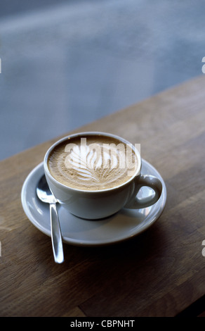 Rosetta Latte Kunst in den Microfoam Belag einen Cappuccino. Stockfoto