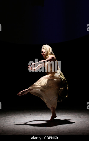 übernatürliche Frau, Femme Surnaturelle - Firma Big Dance Theater, USA - Choreographie und Regie d'Annie B PARSON - mit Tym Stockfoto