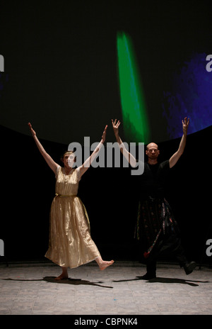 übernatürliche Frau, Femme Surnaturelle - Firma Big Dance Theater, USA - Choreographie und Regie d'Annie B PARSON - mit Tym Stockfoto