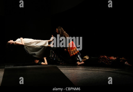 übernatürliche Frau, Femme Surnaturelle - Firma Big Dance Theater, USA - Choreographie und Regie d'Annie B PARSON - mit Tym Stockfoto