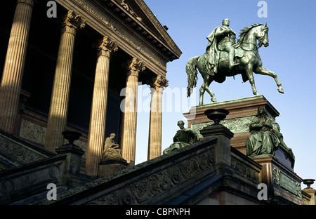 Reiterstandbild Friedrich Wilhelm IV. von Alexander Calandrelli (1886) vor der alten Nationalgalerie in Berlin. Stockfoto