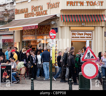 Belgische Jugend in einer Fast-Food-outlet Stockfoto