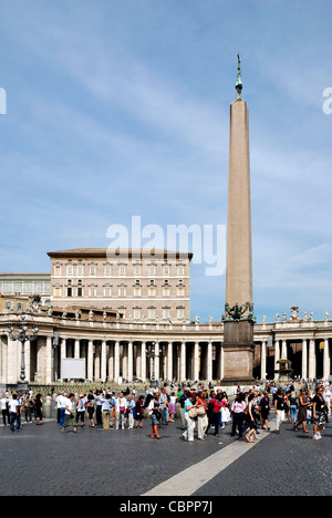 Sankt-Peters-Platz mit Blick auf den Apostolischen Palast im Vatikan in Rom und der Obelisk. Stockfoto