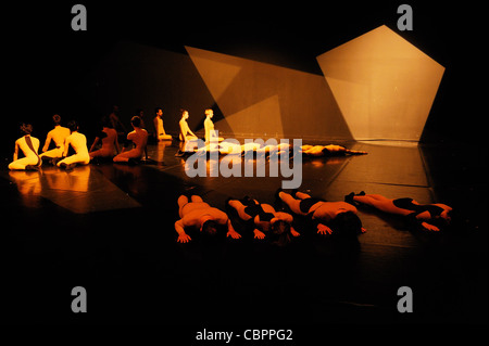 Ikosaeder von Tania Carvalho, Ikosaeder Tânia Carvalho Tänzer Bruno Almeida, Luiz Antunes, Jutta Bayer, Inês Campos Stockfoto