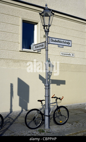 Fahrrad angekettet an einer Straßenlaterne im Berliner Bezirk Mitte. Stockfoto