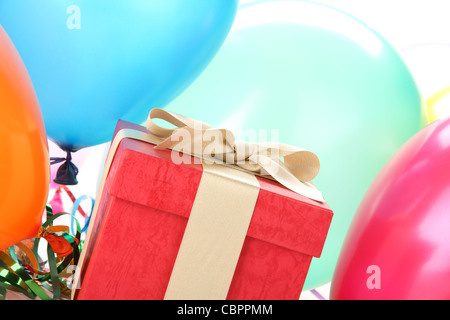 Geschenk zum neuen Jahr mit Luftballons. Stockfoto