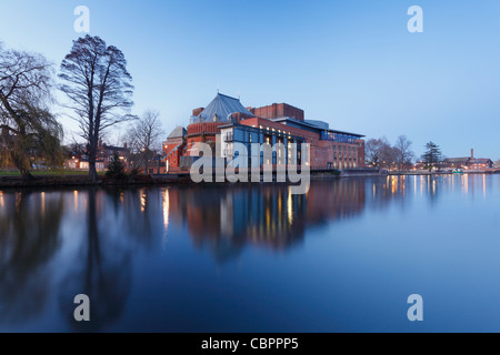 Royal Shakespeare Theatre am Fluss Avon in der Abenddämmerung. Stratford-upon-Avon. Warwickshire. England. VEREINIGTES KÖNIGREICH. Stockfoto