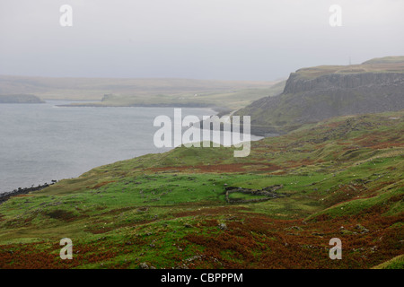 Duntulm Castle, 16. Jahrhundert, Misty Ansichten über die äußeren Hebriden, Flodigarry, Staffin, Isle Of Skye, Schottisches Hochland, Schottland Stockfoto