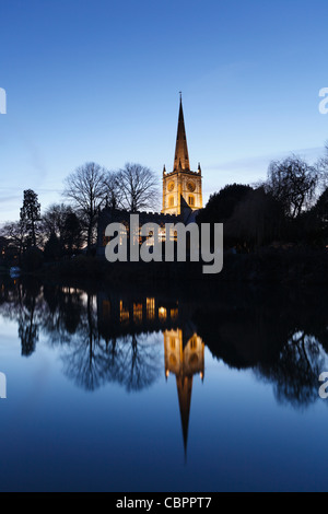 Holy Trinity Church in der Abenddämmerung. Stratford Warwickshire, England, UK.  Grabstätte von William Shakespeare. Stockfoto