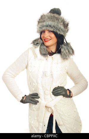 Schönheit Brünette Frau in Pelzmütze, weißer Wolljacke und graue Handschuhe posiert vor weißem Hintergrund Stockfoto