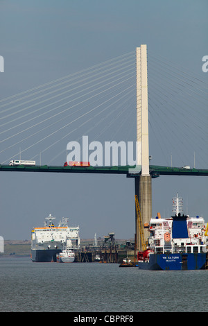 Ein Automobillogistiker ferry auf der Themse mit der Dartford Bridge im Hintergrund Stockfoto