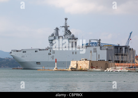 Dixmude (L9015) ist ein amphibischer Angriff Schiff der französischen Marine an die französische Marine base Toulon Frankreich Stockfoto