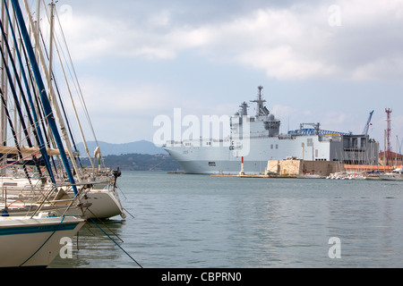 Dixmude (L9015) ist ein amphibischer Angriff Schiff der französischen Marine an die französische Marine base Toulon Frankreich Stockfoto