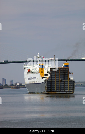 Ein Automobillogistiker ferry auf der Themse mit der Dartford Bridge im Hintergrund Stockfoto