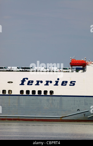 Die Automobillogistiker ferry Clementine tragen neuen Nutzfahrzeuge auf der Themse, London. Stockfoto