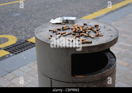 Straße verweigern bin mit gerodet, Zigarettenstummel. Stockfoto