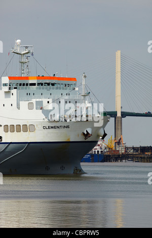 Die Automobillogistiker ferry Clementine auf der Themse mit der Dartford Bridge im Hintergrund Stockfoto