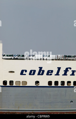 Die Automobillogistiker ferry Clementine tragen neuen Nutzfahrzeuge auf der Themse, London. Stockfoto