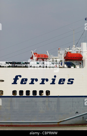 Die Automobillogistiker ferry Clementine tragen neuen Nutzfahrzeuge auf der Themse, London. Stockfoto