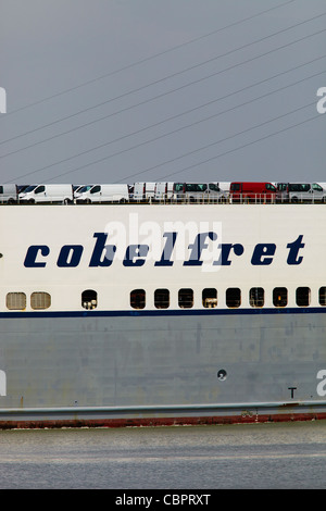 Die Automobillogistiker ferry Clementine tragen neuen Nutzfahrzeuge auf der Themse, London. Stockfoto