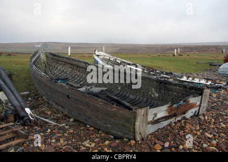 Küstenlandschaft mit faulen Boote in Schottland Stockfoto