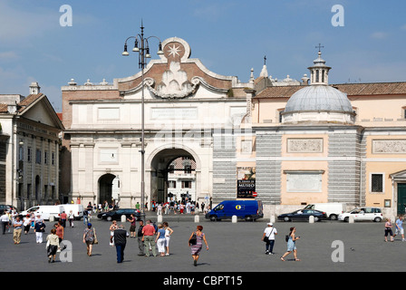 Piazza del Popolo in Rom mit der Porta Popolo. Stockfoto