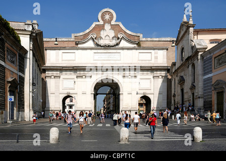 Piazza del Popolo in Rom mit der Porta Popolo. Stockfoto