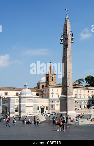 Piazza del Popolo in Rom mit der Kirche Santa Maria del Popolo und der Obelisk Flaminio. Stockfoto