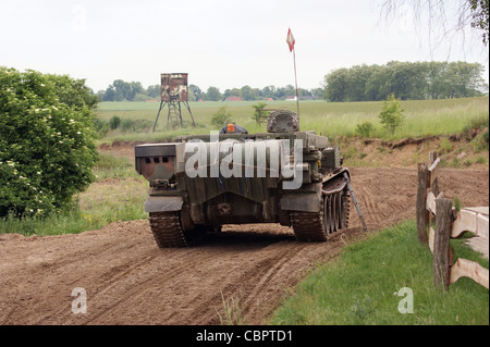 alten Tank "Nationale Volksarmee" in Deutschland, jetzt benutzt für einen privaten Panzer Fahrschule, während der Fahrt auf erdigen Boden Stockfoto