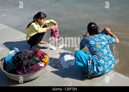 Mutter und Tochter, die Wäsche machen. Pichola-See. Udaipur. Indien Stockfoto