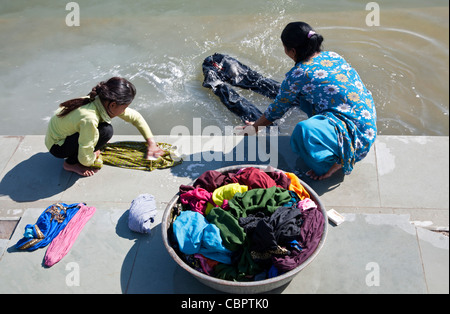 Mutter und Tochter, die Wäsche machen. Pichola-See. Udaipur. Indien Stockfoto