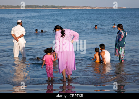 Indische Familien entspannende Nagoya Beach. Diu. Union-Gebiete von Daman und Diu. Indien Stockfoto