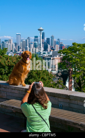 Skyline von Seattle, Washington von Queen Anne Hill mit Mädchen unter Bild des Hundes und Mt Rainier sichtbar im Hintergrund Stockfoto